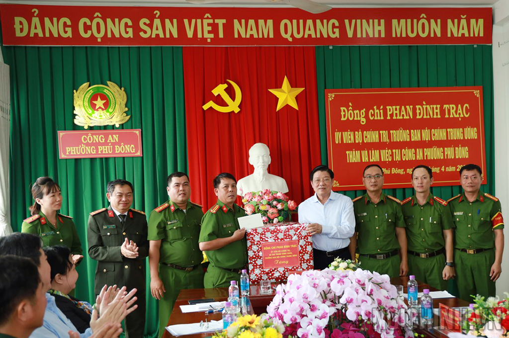 Đồng chí Phan Đình Trạc, Ủy viên Bộ Chính trị, Bí thư Trung ương Đảng, Trưởng Ban Nội chính Trung ương tặng quà Công an phường Phú Đông