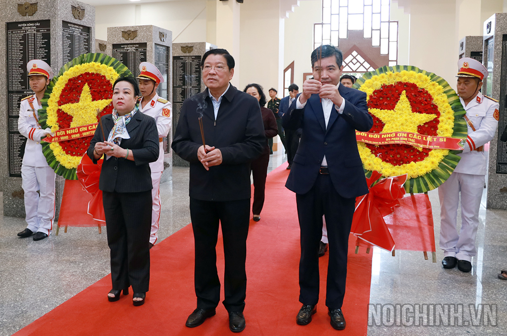 Đồng chí Phan Đình Trạc, Ủy viên Bộ Chính trị, Bí thư Trung ương Đảng, Trưởng Ban Nội chính Trung ương dâng hương tưởng nhớ các anh hùng liệt sĩ