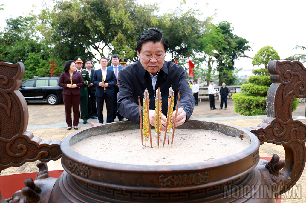 Đồng chí Phan Đình Trạc, Ủy viên Bộ Chính trị, Bí thư Trung ương Đảng, Trưởng Ban Nội chính Trung ương dâng hương tại Đài tưởng niệm Núi Nhạn