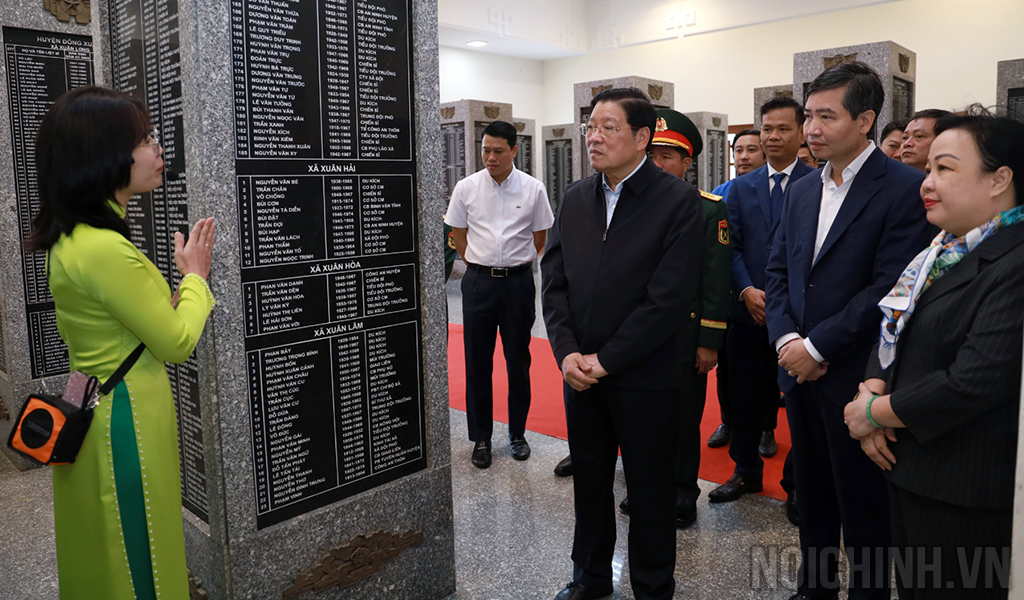 Nhà bia Đài tưởng niệm núi Nhạn có 38 trụ bia ghi tên 13.085 liệt sĩ của Phú Yên và 4 trụ bia ghi tên 1.000 liệt sĩ ở một số tỉnh trong cả nước