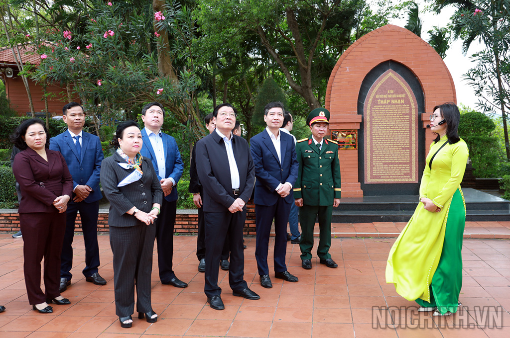 Đồng chí Phan Đình Trạc, Ủy viên Bộ Chính trị, Bí thư Trung ương Đảng, Trưởng Ban Nội chính Trung ương tham quan Di tích kiến trúc - nghệ thuật quốc gia đặc biệt Tháp Nhạn