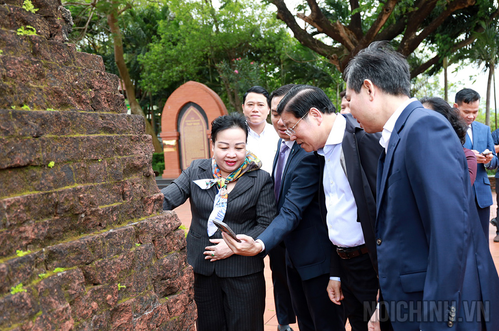 Đồng chí Phan Đình Trạc, Ủy viên Bộ Chính trị, Bí thư Trung ương Đảng, Trưởng Ban Nội chính Trung ương tham quan Di tích kiến trúc - nghệ thuật quốc gia đặc biệt Tháp Nhạn