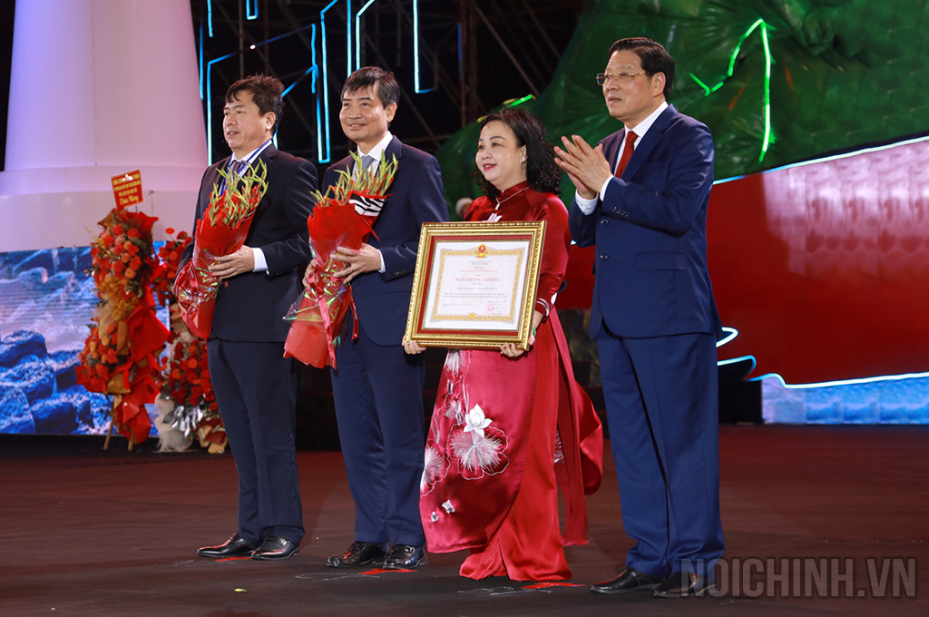 Thừa ủy quyền Chủ tịch nước, đồng chí Phan Đình Trạc, Ủy viên Bộ Chính trị, Bí thư Trung ương Đảng, Trưởng Ban Nội chính Trung ương trao Huân chương Lao động hạng Nhất cho Đảng bộ, chính quyền và nhân dân tỉnh Phú Yên