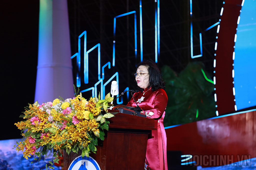 Đồng chí Cao Thị Hòa An, Bí thư Tỉnh ủy, Chủ tịch HĐND tỉnh Phú Yên trình bày Diễn văn 