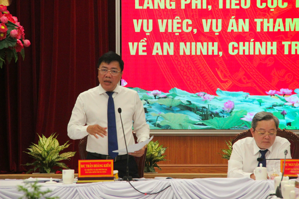 Đồng chí Trần Hoàng Kiếm, Vụ trưởng Vụ địa phương III, Ban Nội chính Trung ương phát biểu, trao đổi tại Hội nghị