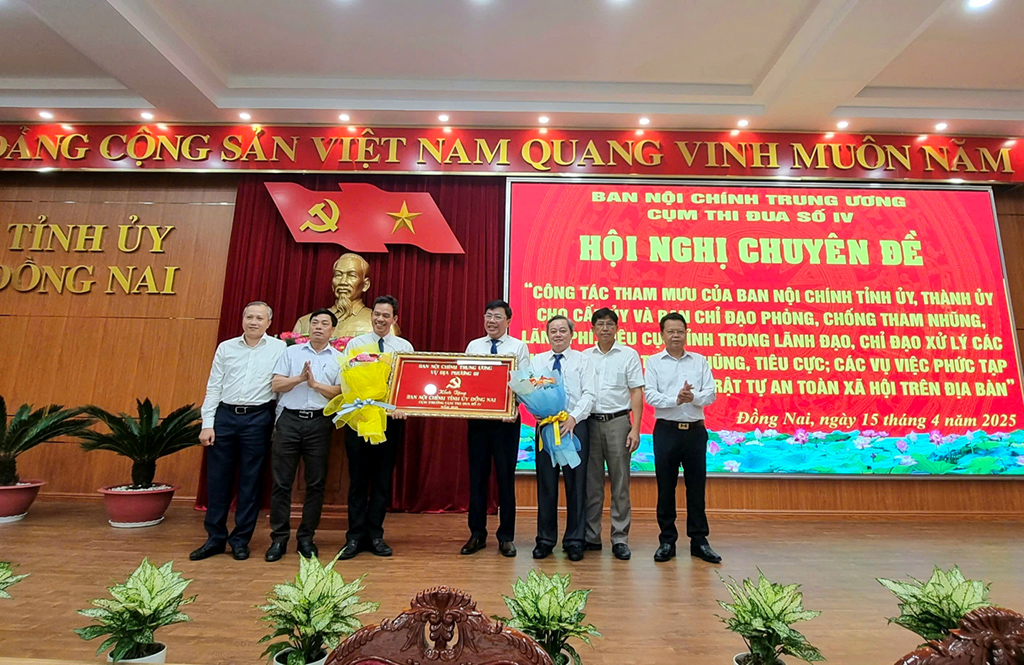 Đại diện lãnh đạo Vụ Địa phương III và Văn phòng, Ban Nội chính Trung ương tặng quà lưu niệm cho Ban Nội chính Tỉnh ủy Đồng Nai, Cụm trưởng Cụm thi đua số IV năm 2025