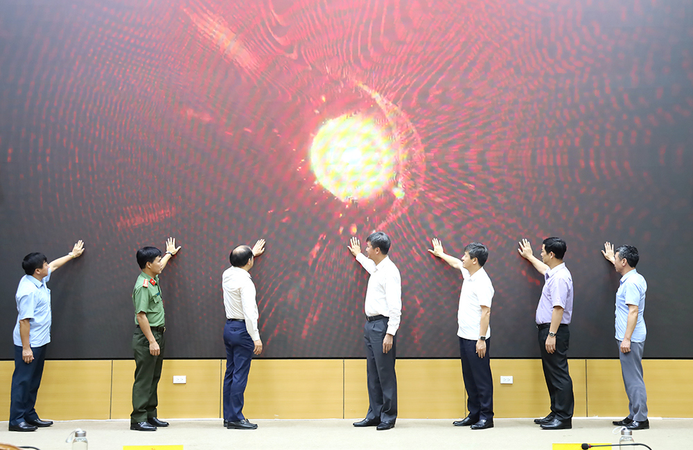 Đồng chí Trần Huy Tuấn, Bí thư Tỉnh ủy, Trưởng Ban Chỉ đạo và các thành viên Ban Chỉ đạo phòng, chống tham nhũng, lãng phí, tiêu cực tỉnh Yên Bái bấm nút ra mắt Phần mềm ứng dụng về việc tiếp nhận, xử lý thông tin phản ánh về phòng, chống tham nhũng, lãng phí, tiêu cực trên địa bàn tỉnh