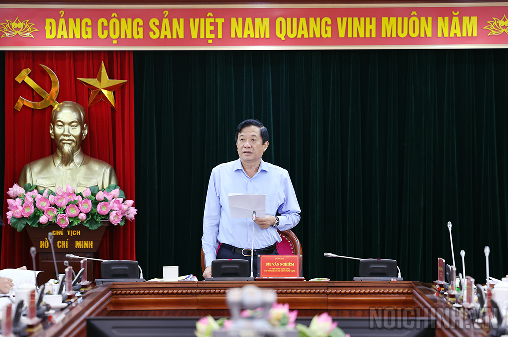 Đồng chí Bùi Văn Nghiêm, Ủy viên Trung ương Đảng, Phó Trưởng Ban phát biểu Kết luận Hội nghị