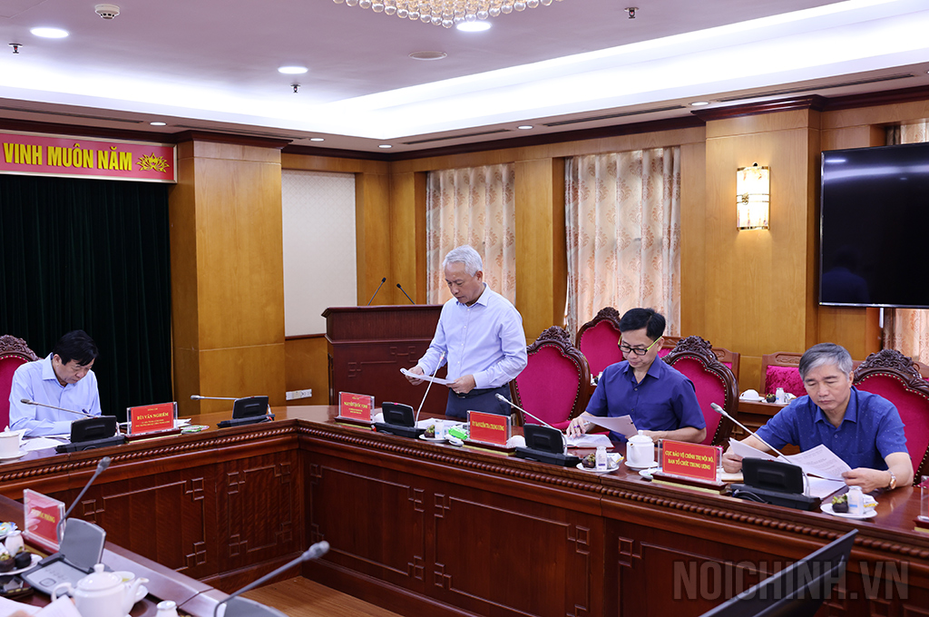 Đồng chí Nguyễn Quốc Vinh, Vụ trưởng Vụ Cơ quan nội chính, Ban Nội chính Trung ương trình bày báo cáo tại Hội nghị