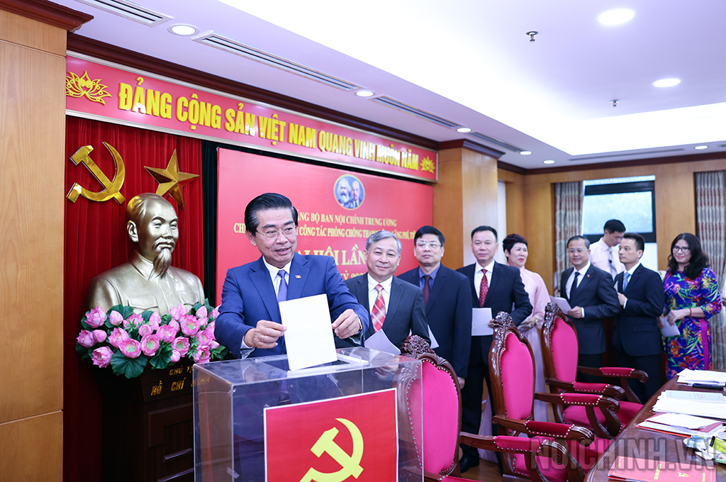 Đảng viên Vụ Theo dõi công tác phòng, chống tham nhũng, lãng phí, tiêu cực bầu Chi ủy Chi bộ nhiệm kỳ 2025-2027