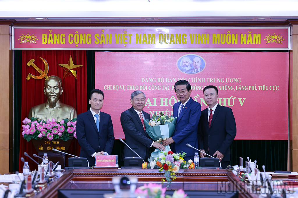 Đồng chí Võ Văn Dũng, Ủy viên Trung ương Đảng, Phó Trưởng ban Thường trực, Bí thư Đảng ủy Ban Nội chính Trung ương tặng hoa chúc mừng Chi ủy Vụ Theo dõi công tác phòng, chống tham nhũng, lãng phí, tiêu cực Ban Nội chính Trung ương nhiệm kỳ 2025-2027