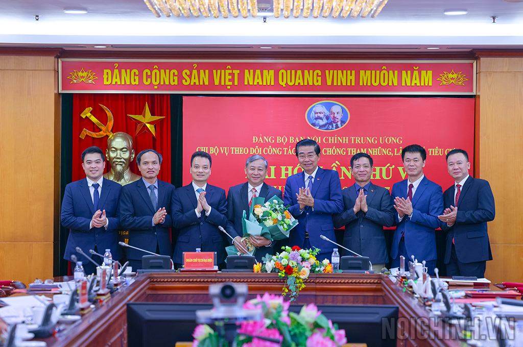 Đại diện Lãnh đạo Ban, Ban Thường vụ Đảng ùy, Công đoàn, Đoàn thanh niên Ban Nội chính Trunng ương chúc mừng