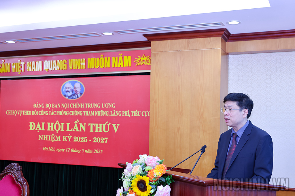 Đồng chí Trần Anh Tuấn, Phó Vụ trưởng, Phó Bí thư Chi bộ Vụ Theo dõi công tác phòng, chống tham nhũng, lãng phí, tiêu cực trình bày báo cáo 