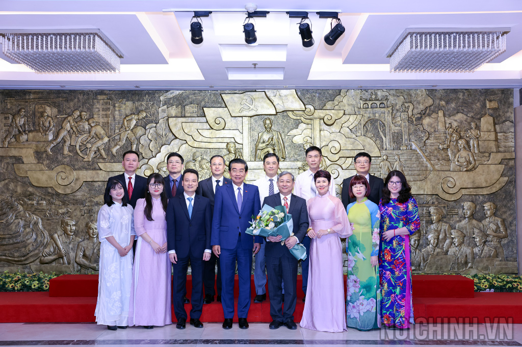 Đồng chí Võ Văn Dũng, Ủy viên Trung ương Đảng, Phó Trưởng ban Thường trực, Bí thư Đảng ủy Ban Nội chính Trung ương và đảng viên Chi bộ Vụ Theo dõi công tác phòng, chống tham nhũng, lãng phí, tiêu cực, Ban Nội chính Trung ương