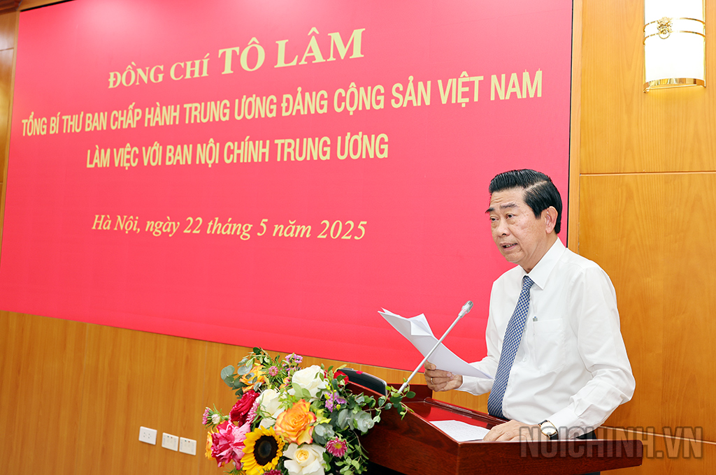 Đồng chí Võ Văn Dũng, Ủy viên Trung ương Đảng, Phó Trưởng ban Thường trực Ban Nội chính Trung ương, Ủy viên Ban Chỉ đạo Trung ương về phòng, chống tham nhũng, lãng phí, tiêu cực trình bày báo cáo tại buổi làm việc
