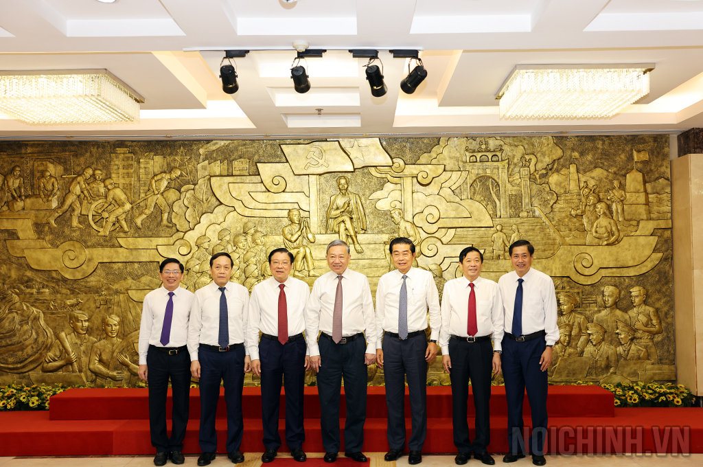 Đồng chí Tổng Bí thư Tô Lâm chụp ảnh lưu niệm với lãnh đạo Ban Nội chính Trung ương