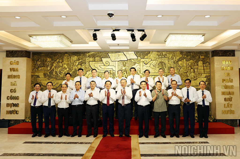 Đồng chí Tổng Bí thư Tô Lâm chụp ảnh lưu niệm với các đại biểu dự buổi làm việc