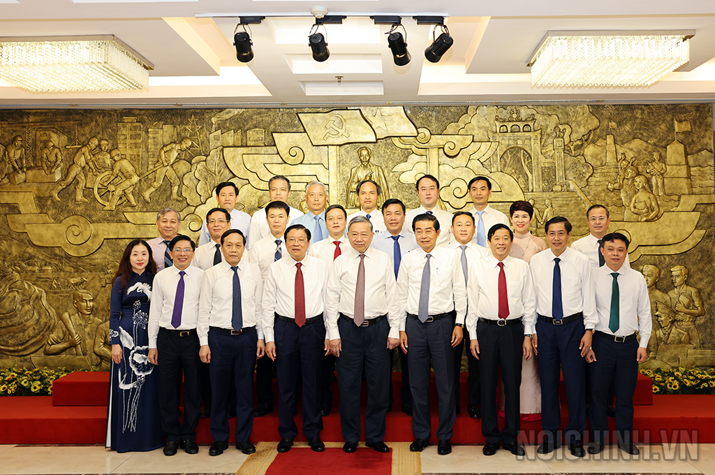 Đồng chí Tổng Bí thư Tô Lâm chụp ảnh lưu niệm với lãnh đạo và cán bộ, công chức Ban Nội chính Trung ương