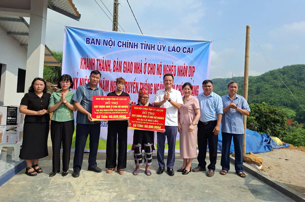 Ban Nội chính tỉnh ủy Lào Cai trao tiền hỗ trợ xây nhà cho các hộ nghèo