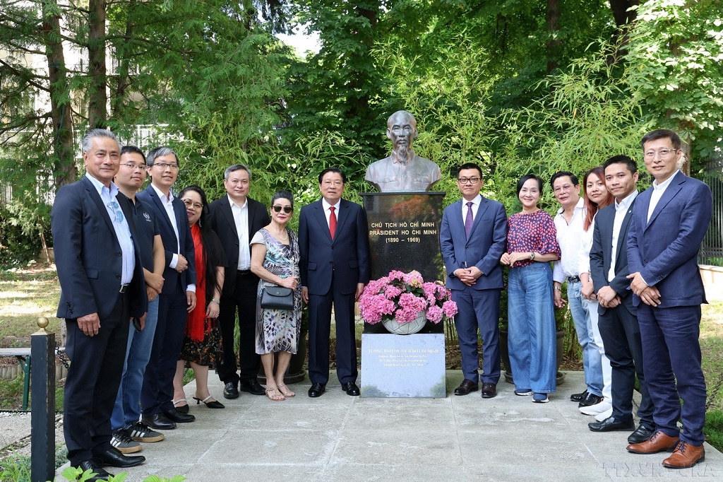 Đồng chí Phan Đình Trạc, Ủy viên Bộ Chính trị, Bí thư Trung ương Đảng, Trưởng Ban Nội chính Trung ương chụp ảnh lưu niệm cùng đại diện kiều bào Việt Nam tại Áo trong khuôn viên Đại sứ quán Việt Nam