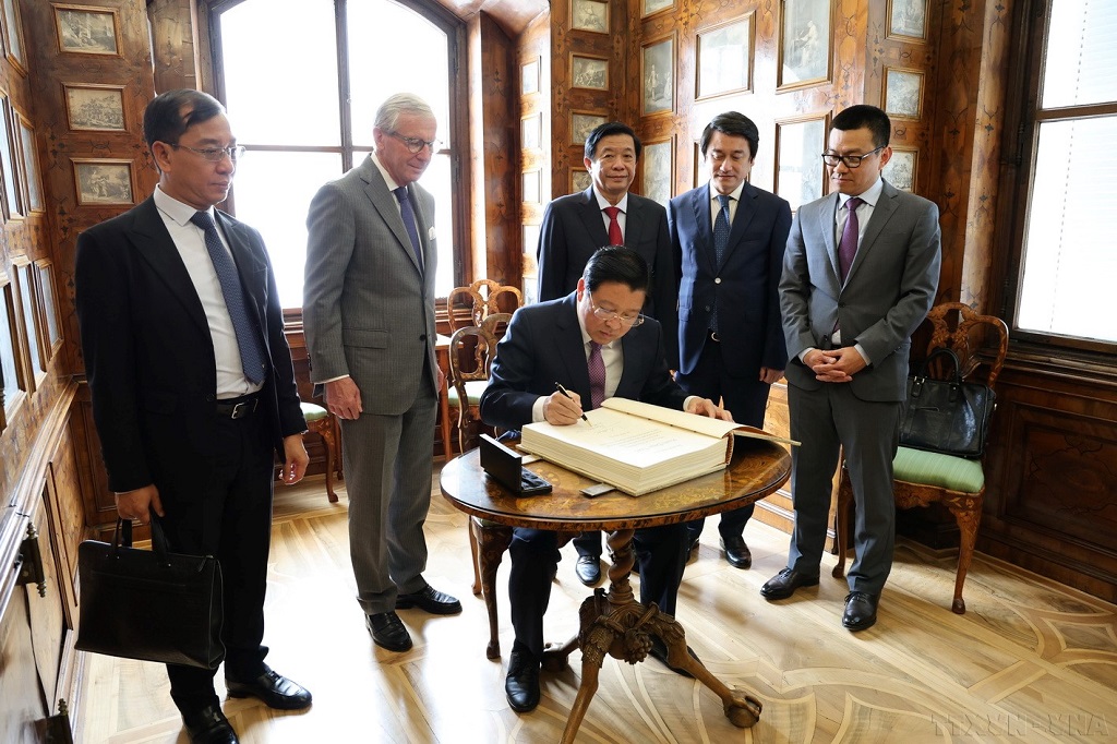 Đồng chí Phan Đình Trạc, Ủy viên Bộ Chính trị, Bí thư Trung ương Đảng, Trưởng Ban Nội chính Trung ương ghi sổ vàng lưu niệm của bang Salzburg