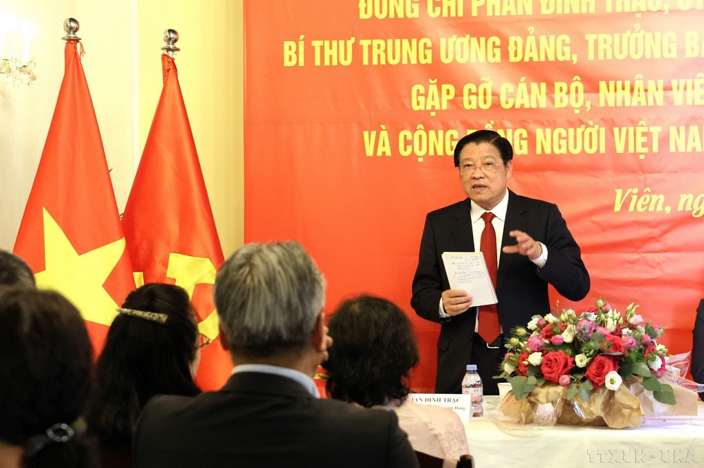 Đồng chí Phan Đình Trạc, Ủy viên Bộ Chính trị, Bí thư Trung ương Đảng, Trưởng Ban Nội chính Trung ương gặp gỡ cán bộ Đại sứ quán Việt Nam và đại diện kiều bào tại Áo