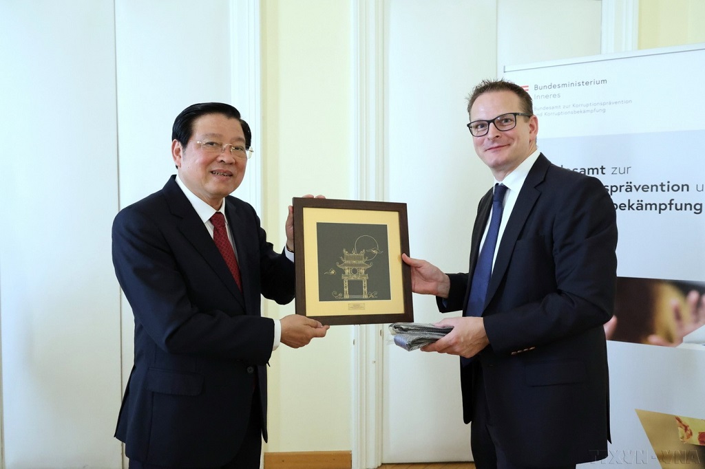 Đồng chí Phan Đình Trạc, Ủy viên Bộ Chính trị, Bí thư Trung ương Đảng, Trưởng Ban Nội chính Trung ương trao quà lưu niệm tặng Tổng cục trưởng Tổng cục phòng, chống tham nhũng, Lukas Berghammer