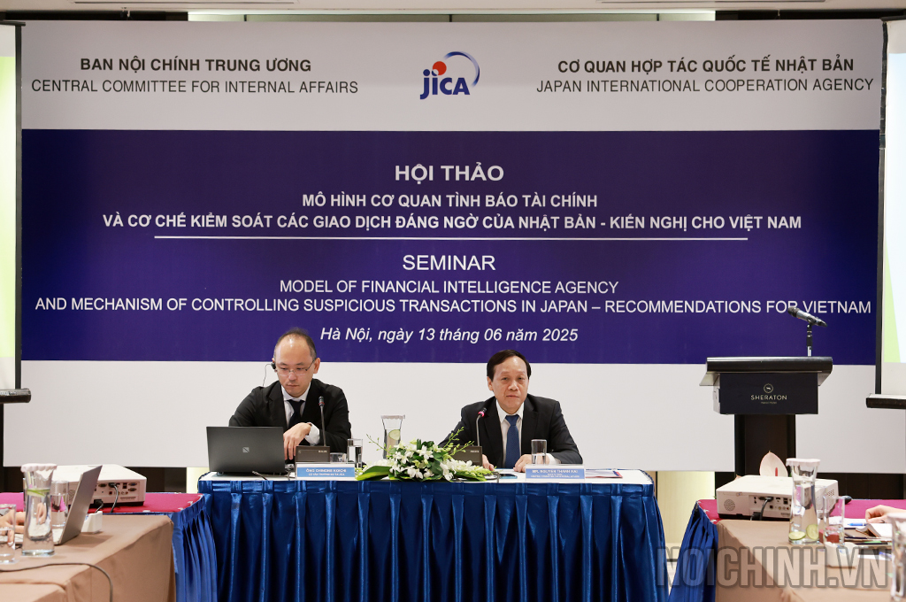 Đồng chí Nguyễn Thanh Hải, Phó Trưởng Ban Nội chính Trung ương (bên phải) và ông Chinone Koichi, Cố vấn trưởng Dự án Pháp luật và Tư pháp Nhật Bản chủ trì Hội thảo