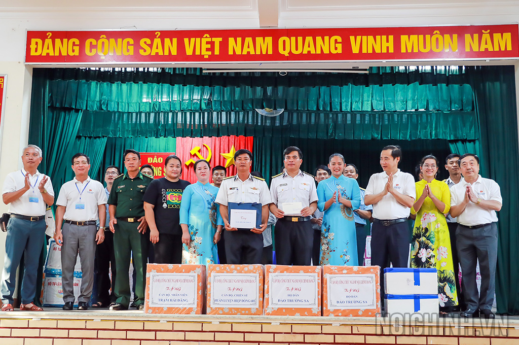 Công đoàn Ban Nội chính Trung ương tặng quà cho quân dân Trường Sa