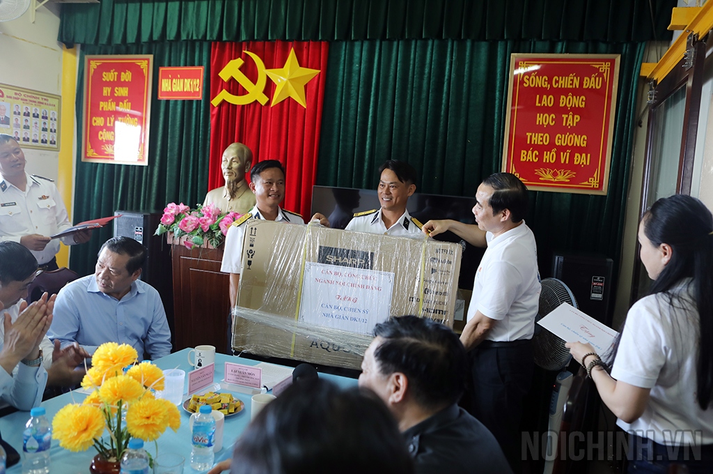 Cán bộ, công chức ngành Nội chính Đảng tặng quà các chiến sĩ tại Nhà dàn DK1 thuộc quần đảo Trường Sa