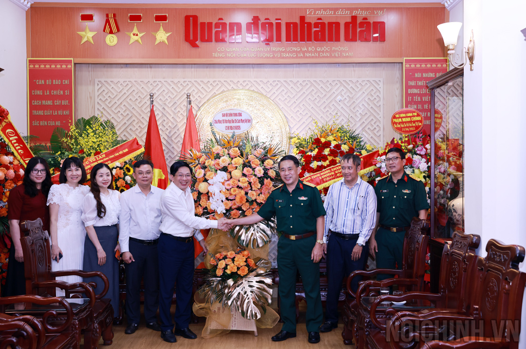 Đồng chí Đặng Văn Dũng, Phó Trưởng Ban Nội chính Trung ương chúc mừng Báo Quân đội nhân dân