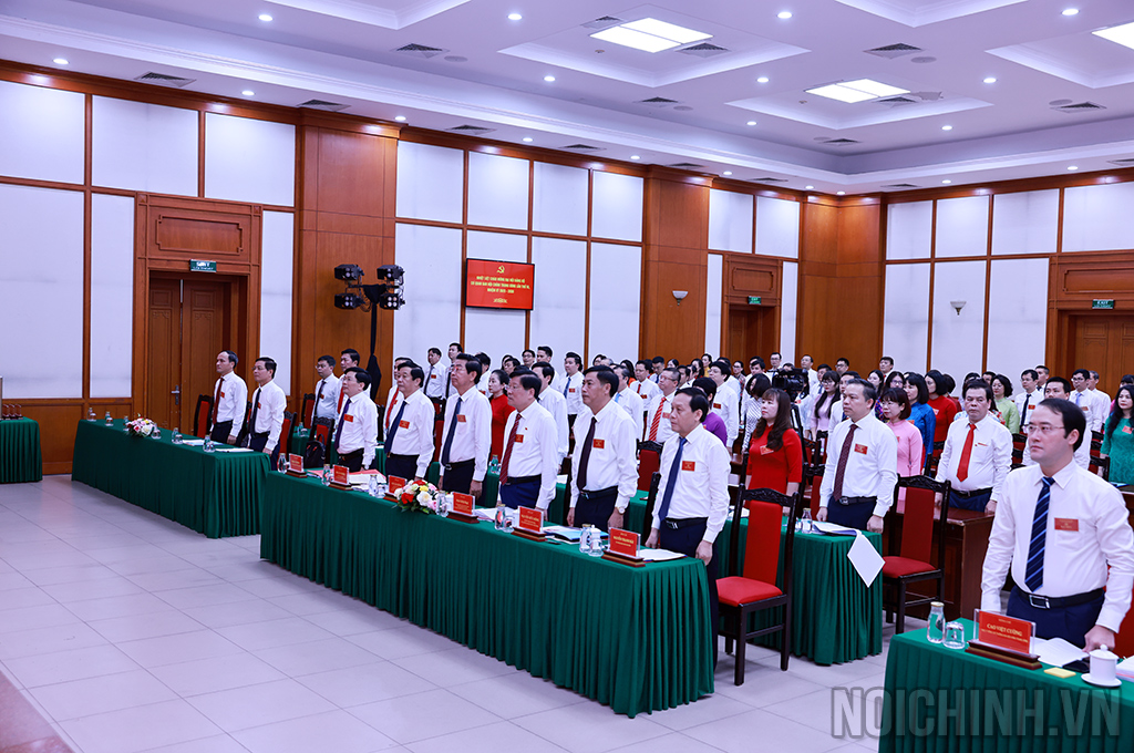 Các đồng chí đại biểu làm Lễ chào Cờ