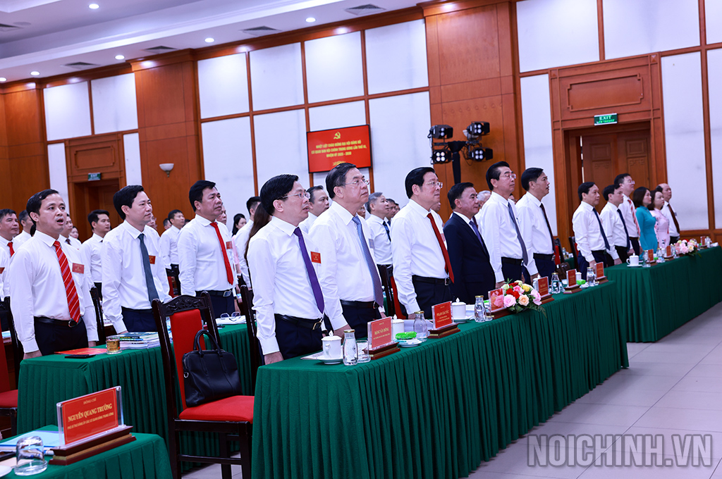 Các đồng chí đại biểu dự Đại hội làm Lễ chào Cờ