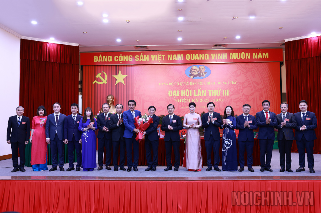 Đồng chí Võ Văn Dũng, Ủy viên Trung ương Đảng, Phó Trưởng ban Thường trực, Bí thư Đảng ủy Cơ quan Ban Nội chính Trung ương nhiệm kỳ 2020-2025 tặng hoa chúc mừng Ban Chấp hành Đảng bộ Cơ quan Ban Nội chính Trung ương nhiệm kỳ 2025-2030