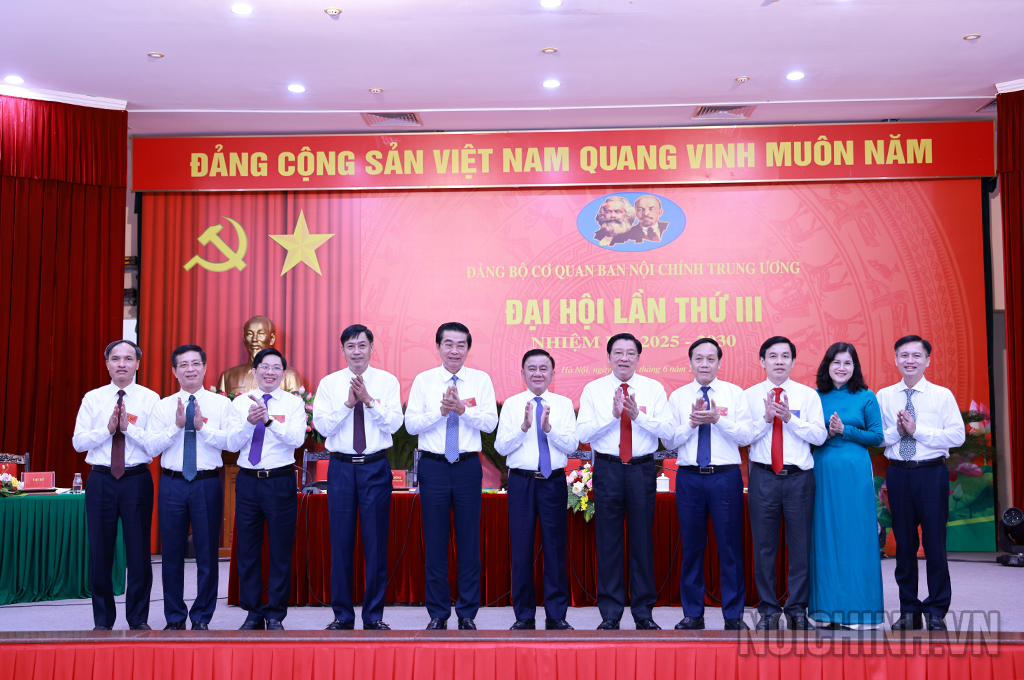 Đồng chí Trần Cẩm Tú, Ủy viên Bộ Chính trị, Thường trực Ban Bí thư, Bí thư Đảng ủy các cơ quan Đảng Trung ương chụp ảnh lưu niệm cùng đại biểu dự Đại hội