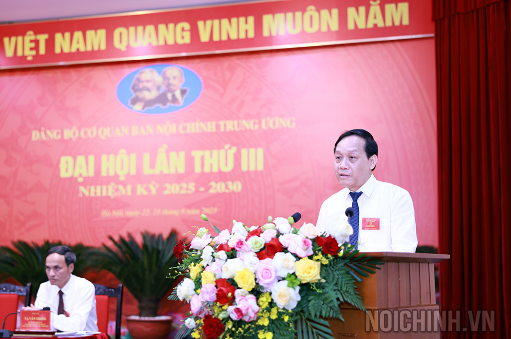 Đồng chí Nguyễn Thanh Hải, Phó Trưởng Ban, Phó Bí thư Đảng ủy Cơ quan Ban Nội chính Trung ương trình bày báo cáo chính trị