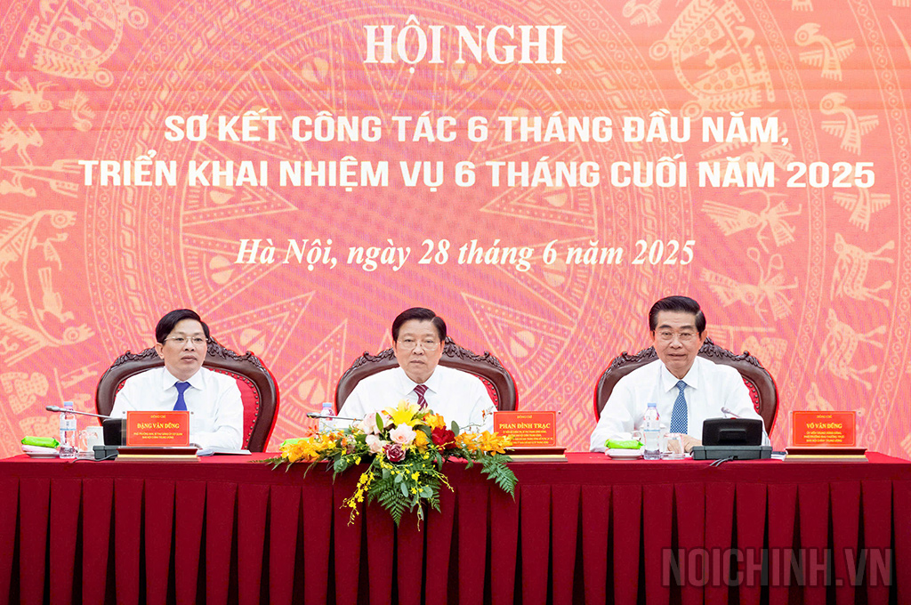 Các đồng chí chủ trì Hội nghị