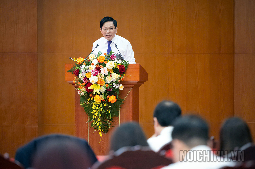 Đồng chí Đặng Văn Dũng, Phó Trưởng Ban Nội chính Trung ương trình bày Báo cáo tại Hội nghị