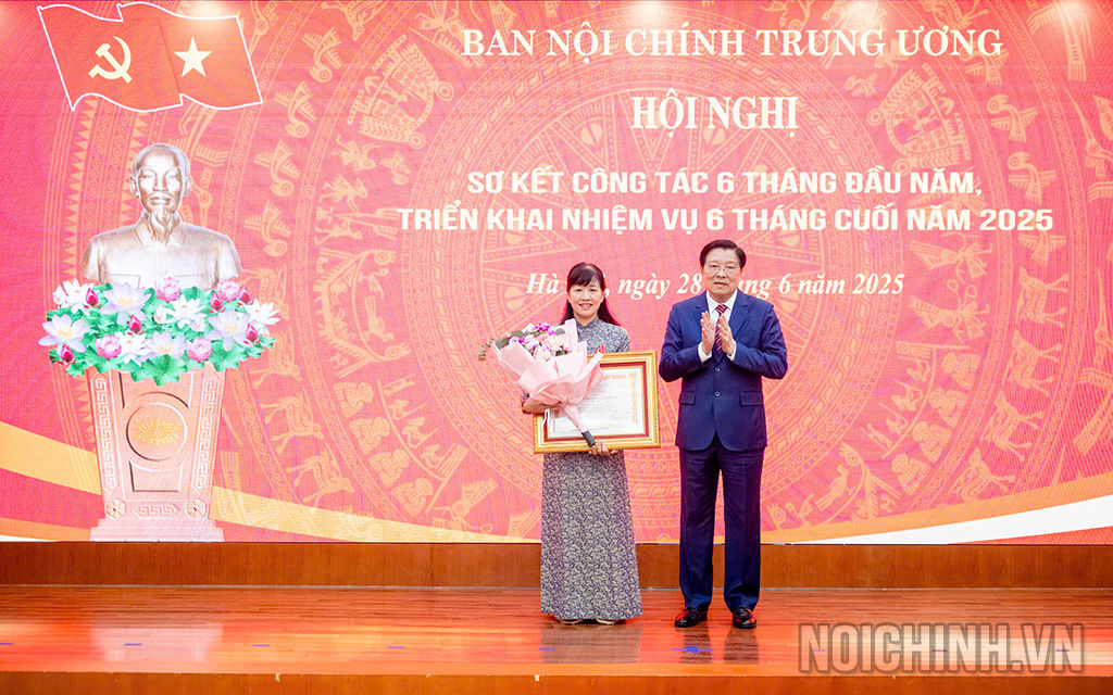 Đồng chí Phan Đình Trạc, Ủy viên Bộ Chính trị, Bí thư Trung ương Đảng, Trưởng Ban Nội chính Trung ương thừa ủy quyền của Chủ tịch nước trao Huân chương lao động hạng Ba cho đồng chí Hoàng Thị Thanh Hà, nguyên Phó Chánh Văn phòng Ban Nội chính Trung ương