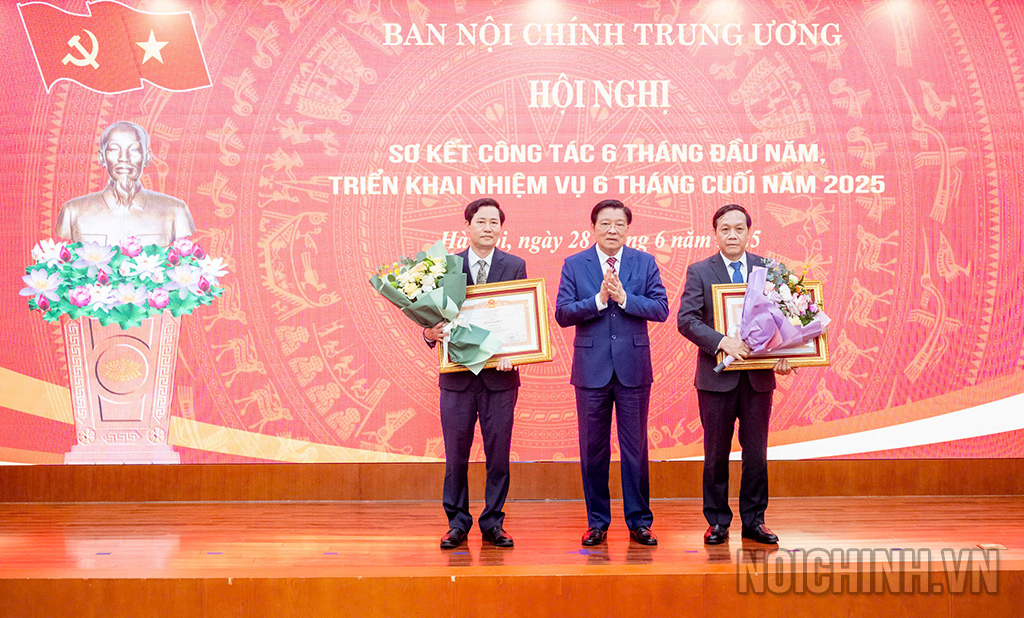 Đồng chí Phan Đình Trạc, Ủy viên Bộ Chính trị, Bí thư Trung ương Đảng, Trưởng Ban Nội chính Trung ương thừa ủy quyền của Thủ tướng Chính phủ trao Bằng khen cho tập thể Vụ Pháp luật và đồng chí Nguyễn Thanh Hải, Phó Trưởng Ban Nội chính Trung ương. 