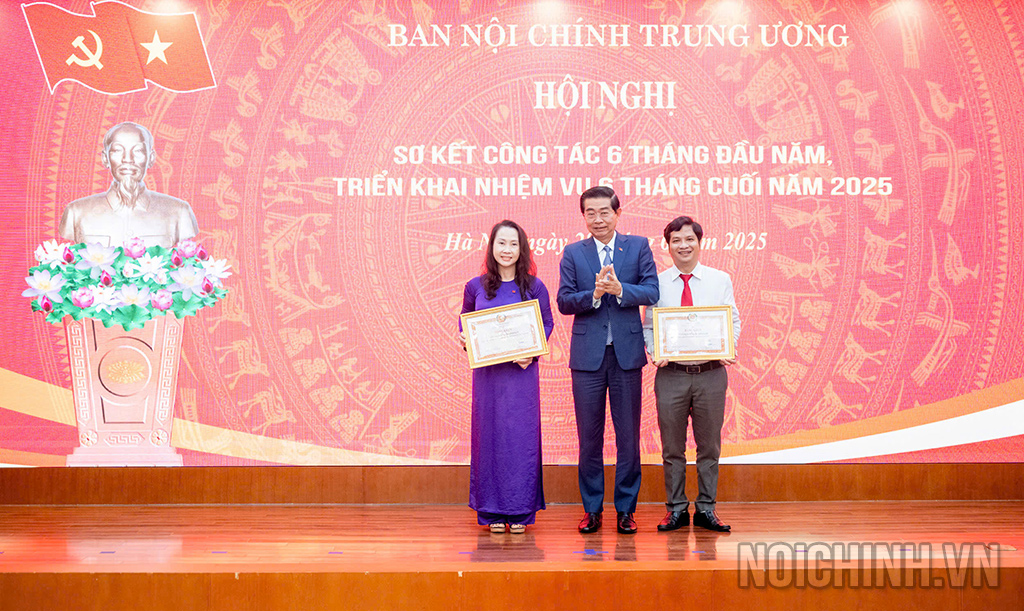 Đồng chí Võ Văn Dũng, Ủy viên Trung ương Đảng, Phó Trưởng ban Thường trực trao Bằng khen của Trưởng Ban Nội chính Trung ương cho tập thể Vụ Địa phương II và Vụ Địa phương III có thành tích xuất sắc trong công tác Công đoàn cơ quan.