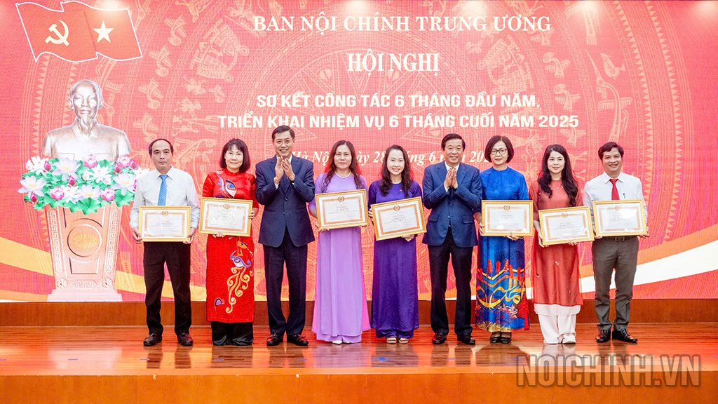 Đồng chí Nguyễn Hữu Đông, Ủy viên Trung ương Đảng, Phó Trưởng Ban và đồng chí Bùi Văn Nghiêm, Ủy viên Trung ương Đảng, Phó Trưởng Ban trao Bằng khen của Trưởng Ban cho 07 cá nhân có thành tích xuất sắc trong công tác Công đoàn cơ quan và 02 cá nhân nghỉ hưu trước tuổi theo Nghị định số 178