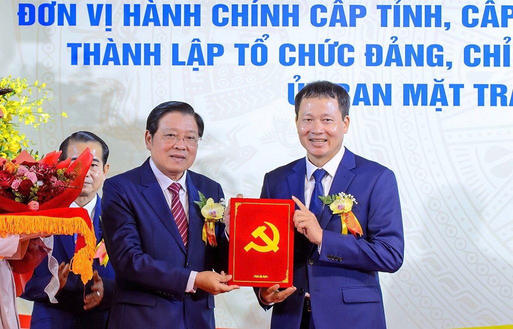 Đồng chí Phan Đình Trạc, Ủy viên Bộ Chính trị, Bí thư Trung ương Đảng, Trưởng Ban Nội chính Trung ương trao Quyết định cho đồng chí Vũ Hồng Văn, Bí thư Tỉnh ủy Đồng Nai (cũ) giữ chức Bí thư Tỉnh ủy Đồng Nai (mới)