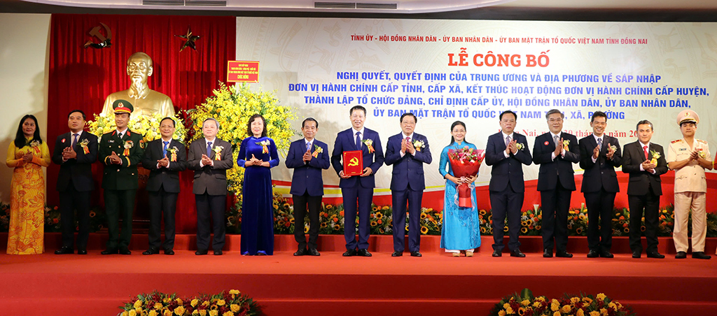 Đồng chí Phan Đình Trạc, Ủy viên Bộ Chính trị, Bí thư Trung ương Đảng, Trưởng Ban Nội chính Trung ương chụp ảnh với Ban Thường vụ Tỉnh ủy Đồng Nai (mới) nhiệm kỳ 2020-2025