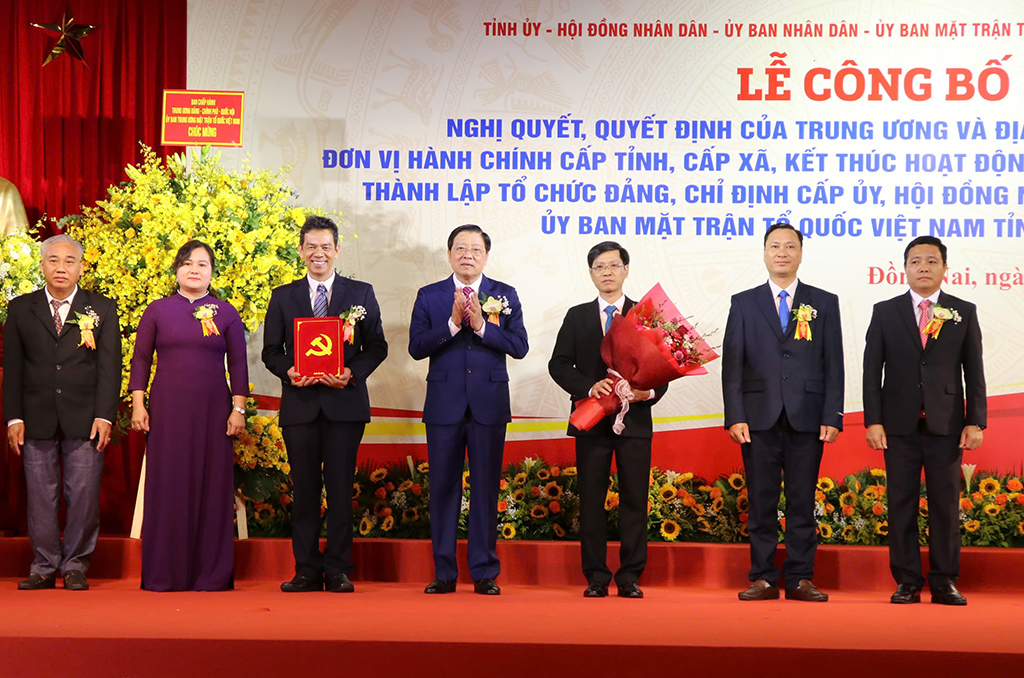 Đồng chí Phan Đình Trạc, Ủy viên Bộ Chính trị, Bí thư Trung ương Đảng, Trưởng Ban Nội chính Trung ương chụp ảnh với Lãnh đạo Ủy ban Kiểm tra Tỉnh ủy Đồng Nai (mới)