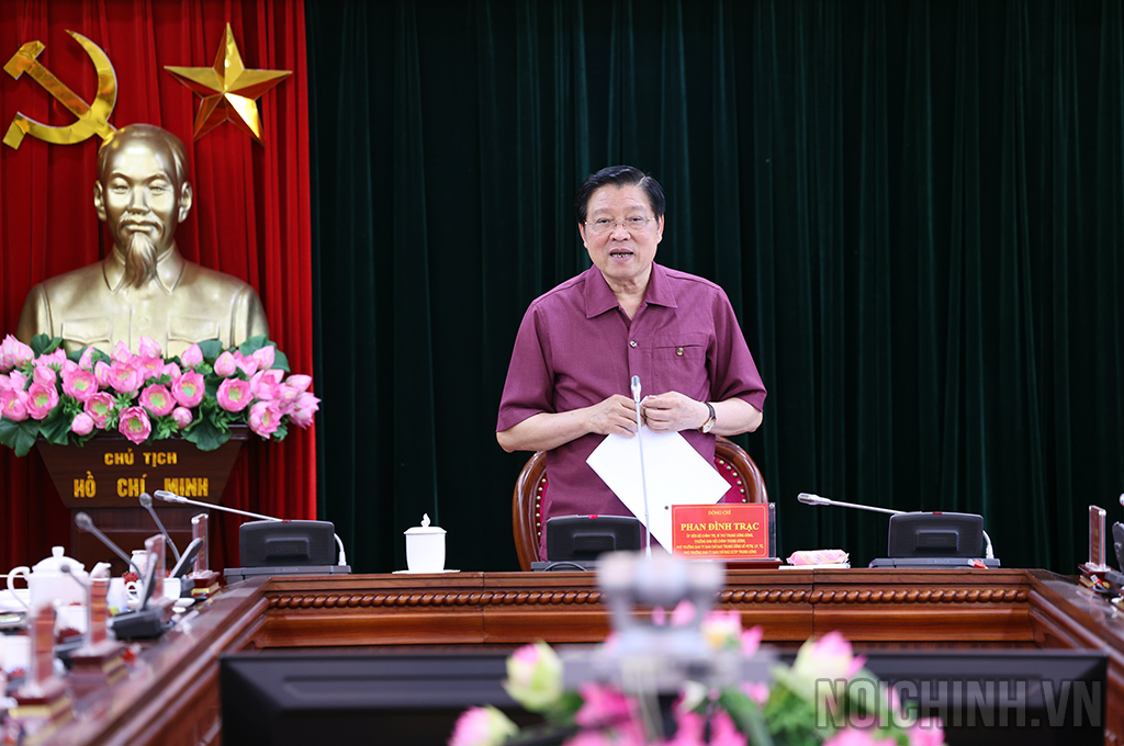 Đồng chí Phan Đình Trạc, Ủy viên Bộ Chính trị, Bí thư Trung ương Đảng, Trưởng Ban Nội chính Trung ương, Phó Trưởng ban Thường trực Ban Chỉ đạo Trung ương về phòng, chống tham nhũng, lãng phí, tiêu cực phát biểu Kết luận tại Hội nghị