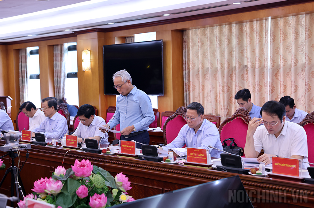 Đồng chí Nguyễn Quốc Vinh, Vụ trưởng Vụ Cơ quan nội chính trình bày báo cáo tại Hội nghị