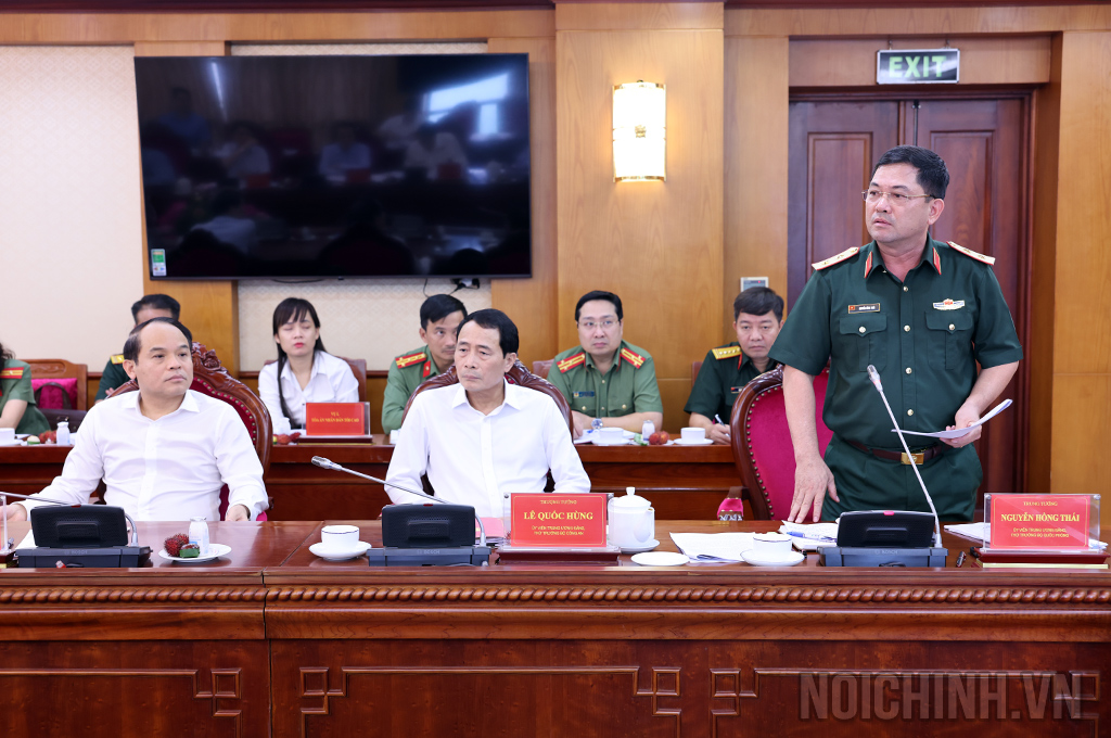 Đồng chí Trung tướng Nguyễn Hồng Thái, Ủy viên Trung ương Đảng, Thứ trưởng Bộ Quốc phòng phát biểu tại Hội nghị
