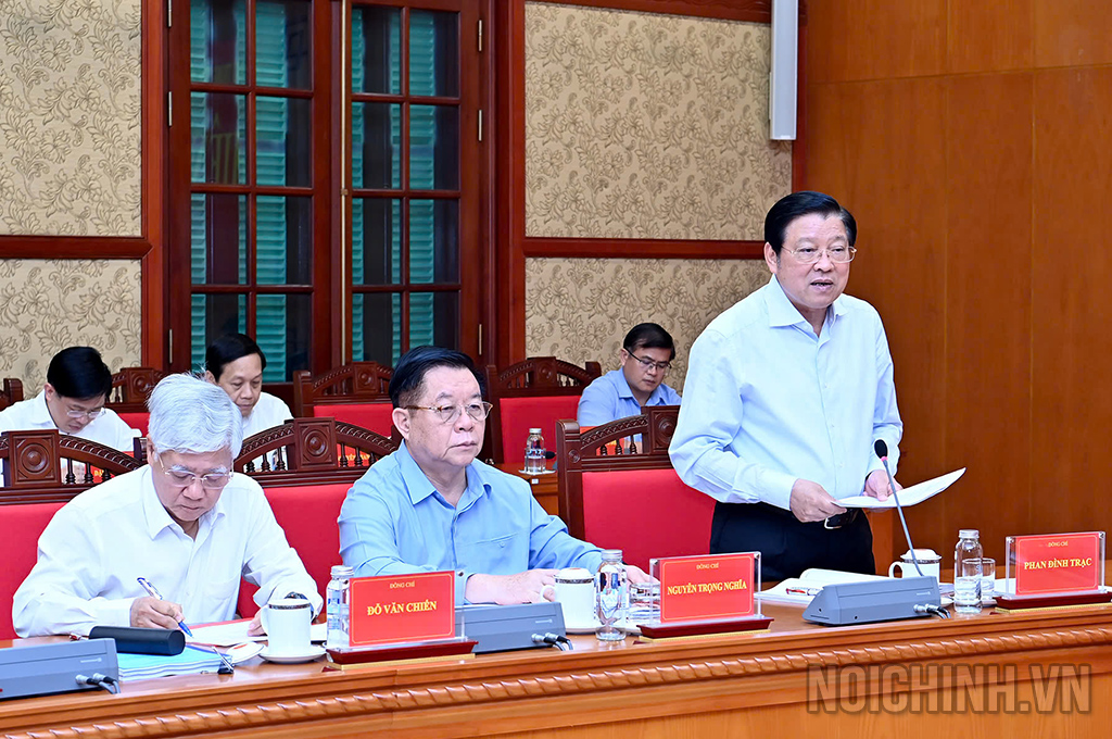 Đồng chí Phan Đình Trạc, Ủy viên Bộ Chính trị, Bí thư Trung ương Đảng, Trưởng Ban Nội chính Trung ương, Phó Trưởng ban Thường trực Ban Chỉ đạo phát biểu tại Phiên họp