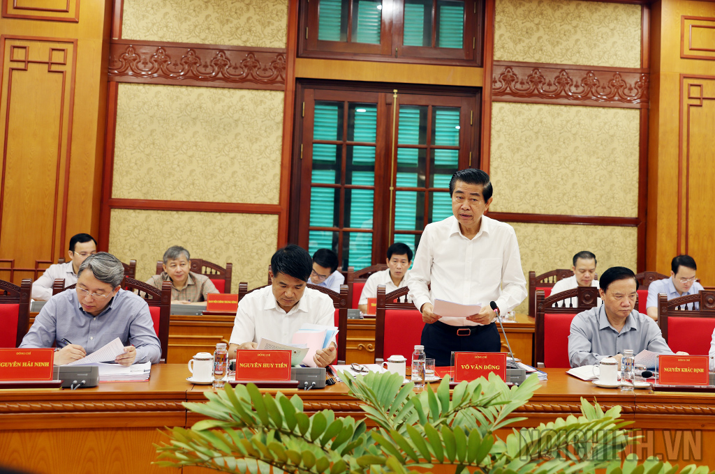 Đồng chí Võ Văn Dũng, Ủy viên Trung ương Đảng, Phó Trưởng ban Thường trực Ban Nội chính Trung ương, Ủy viên Ban Chỉ đạo trình bày Báo cáo tại Phiên họp